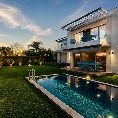 Villa Contemporary Luxury In 3 Bedrooms 6 Guests Pool & Parki