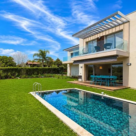 Contemporary Luxury In 3 Bedrooms 6 Guests Pool & Parki