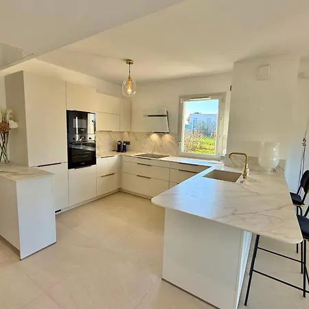 Willa Contemporary Luxury In 3 Bedrooms 6 Guests Pool & Parki