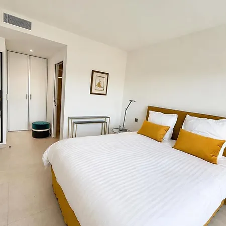 Contemporary Luxury In 3 Bedrooms 6 Guests Pool & Parki