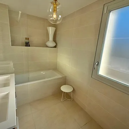 Contemporary Luxury In 3 Bedrooms 6 Guests Pool & Parki Villa