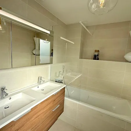 Contemporary Luxury In 3 Bedrooms 6 Guests Pool & Parki *